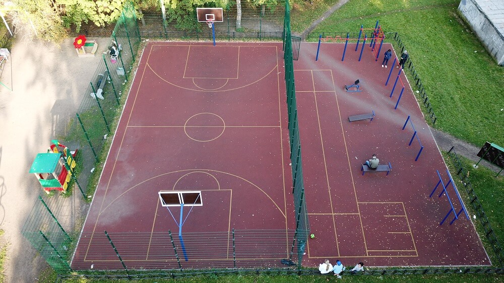 Периметр спортивной площадки. ФОК Арена баскетбольная площадка во дворе. Открытые спортивные площадки. Спортивные сооружения на площадке.